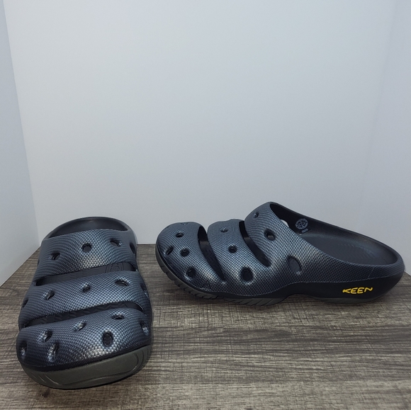 Keen | Shoes | Keen Black Yogui Comfort Clog Mens 4 Carbon Fiber Slides ...